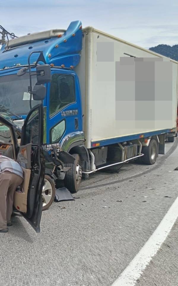 轿车与载菜罗厘相撞，导致2人受伤。（霹消拯局）