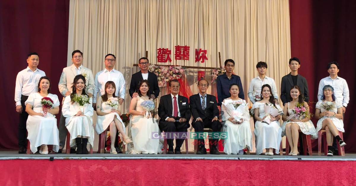 黄保生（坐者左5起）与吴业成见证8对新人，在寓意十全十美的好日子注册结婚。