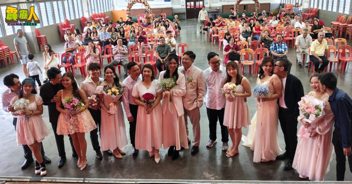 8对新人在仪式上，“一吻定终生”！