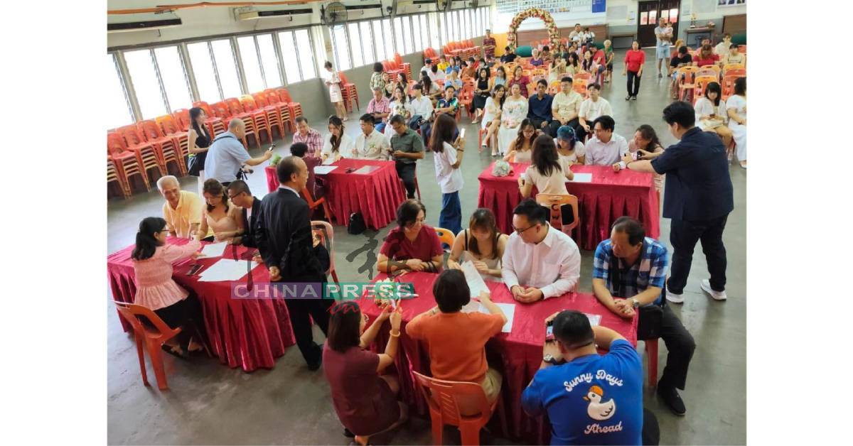 新人皆在父母与家人见证下进行注册结婚。