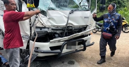 2罗厘1车接连撞  1人遭夹困至骨折