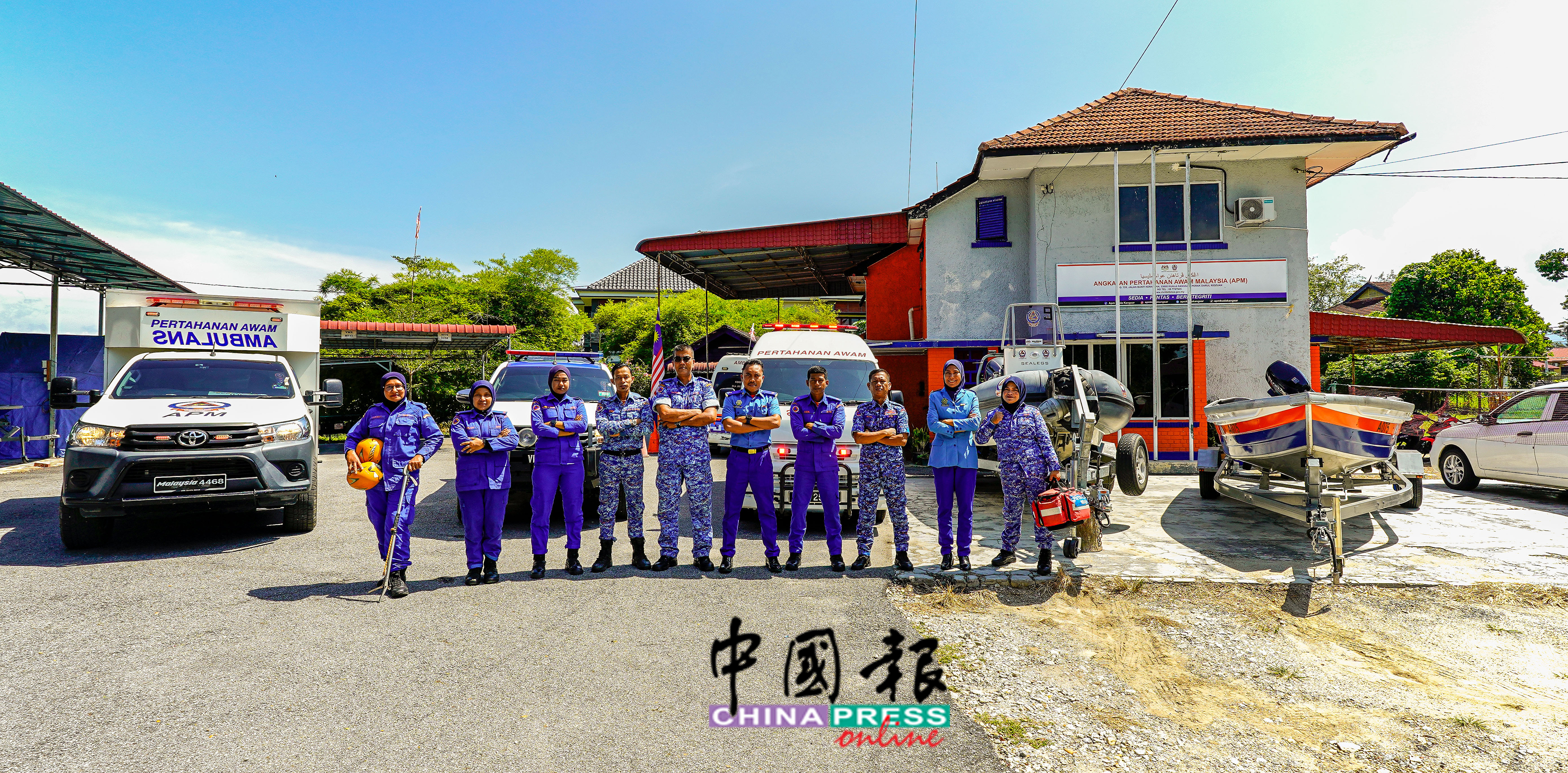 随着东北季候风季节逼近,江沙民防部队已全面启动防灾准备工作,包括检查装备、加强人力调度及强化社区防灾意识。右5起为阿斯拉法少尉及拉希米中士。