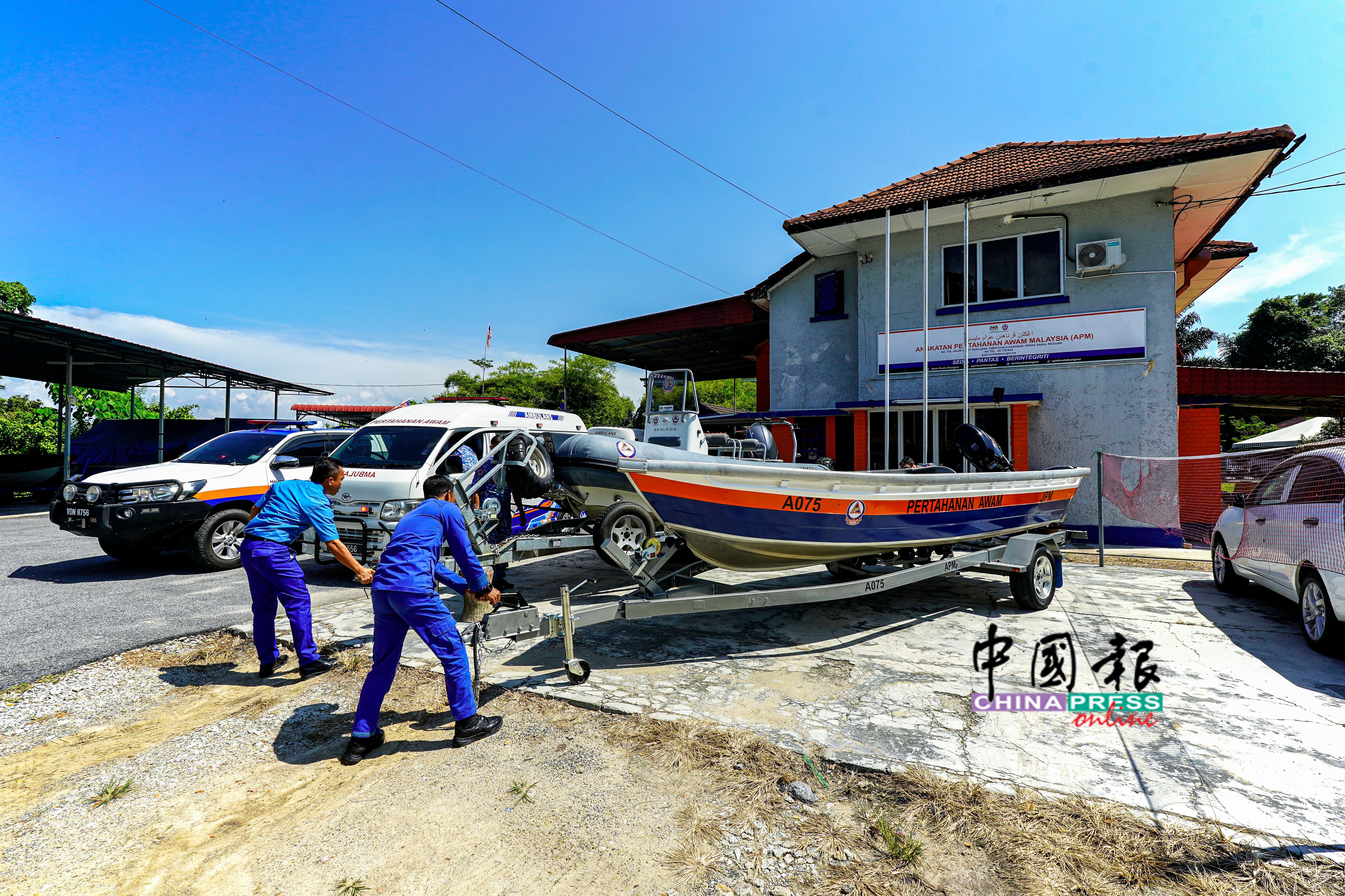 江沙民防部队不时会检查装备,确保赴往前线救援顺利。