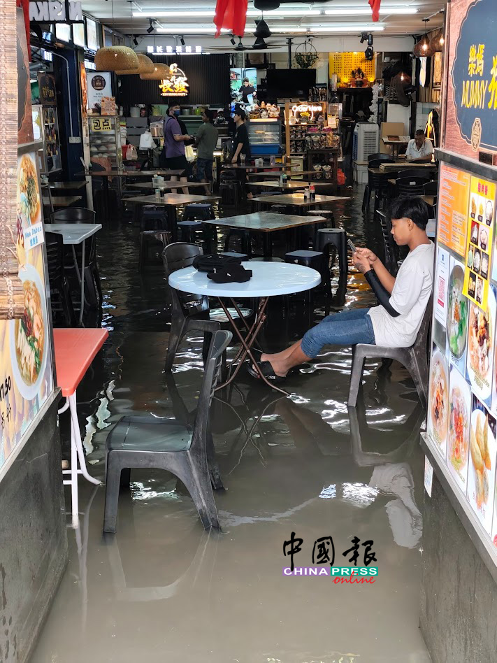 长发茶餐室遇上大小水潮期,皆无法倖免于淹水。