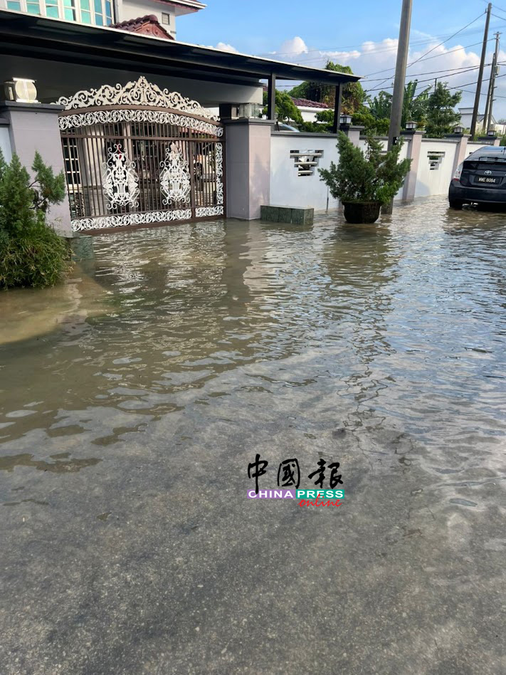 安顺安德园住宅突发淹水,影响居民日常作息。