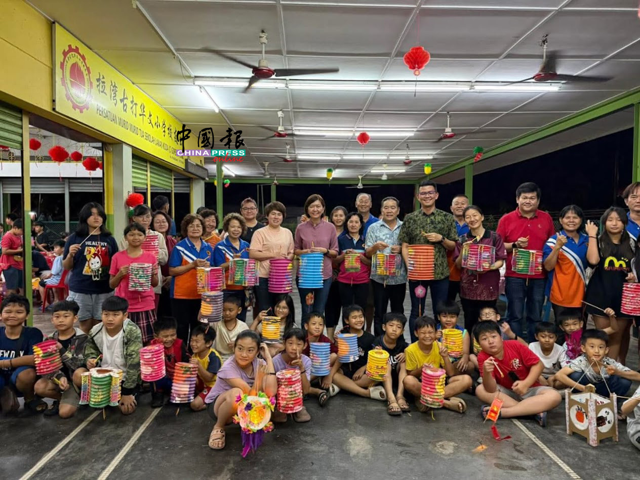金宝县议员陈幼娟(站者前排左5起)、黄诗情和林桂清(右6起)、陈家兴与拉湾古打华小校友会理事,与孩童一起提灯笼庆祝中秋节。
