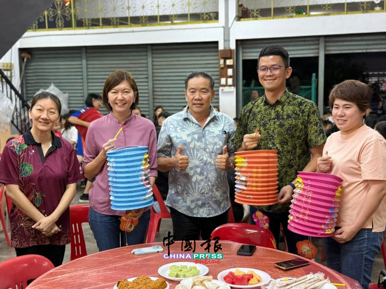 黄诗情(左2)、金宝县议员陈幼娟(右起)和陈家兴,跟拉湾古打华小校友会理事趁佳节共叙交流。左和左3为陈珊珊及林桂清。