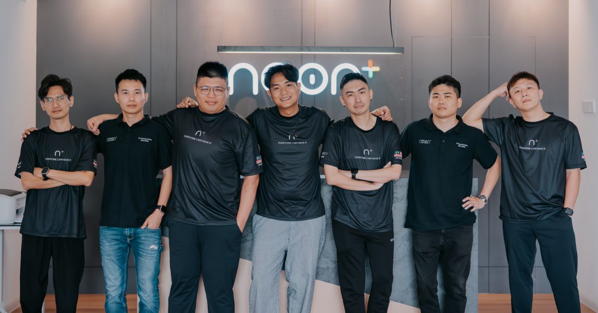 高开菲（中）与合作伙伴携手并进，在全马广革新教育科技，推动教学新时代。左起为高贾咏、锺委洺和林光耀；右起为郑永隆、李逸鸿和 毛国威。 