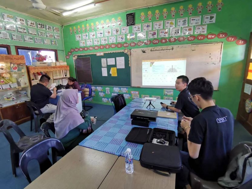 Neon+团队深入各地校园，积极推广革命性教学投影设备。