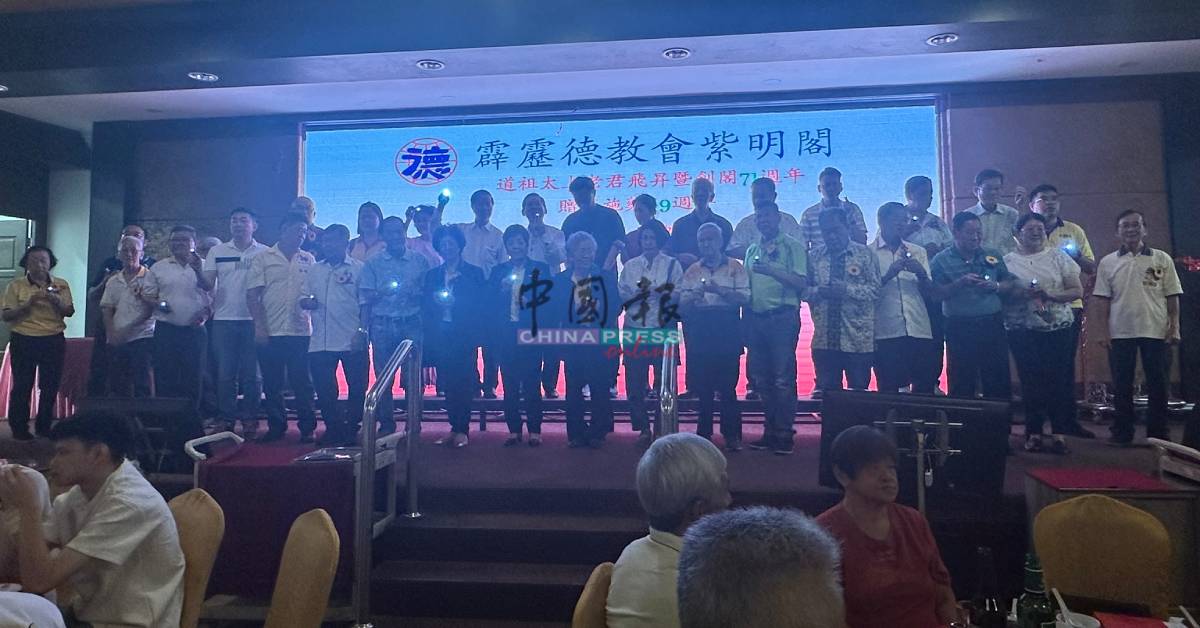 善长人翁主持亮灯仪式。