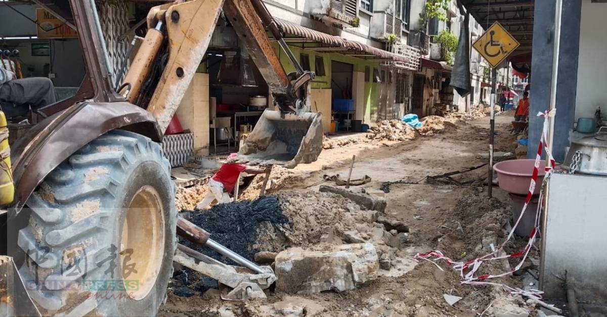 承包商正如火如荼挖开被油污堵塞的沟渠，进行排水系统提升。