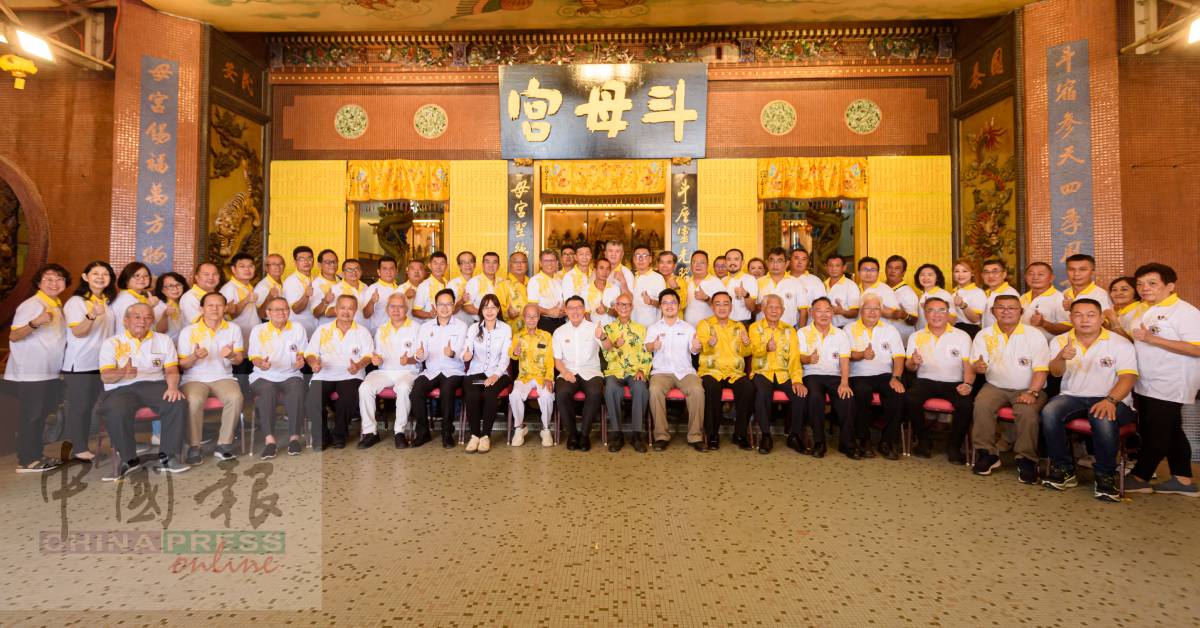 倪可敏(前排坐者左9)在怡保斗母宫前合影留念。前排左起为郑国权、谢绍辉、梁华成、朱允楠、黄燕福、吴锡华、崔慈恩、伍添福、陈孟利、李存孝、黄裕富、余伟财、辛纶皓、张文鼎、陈禗峻、林兆良及关耀祖。