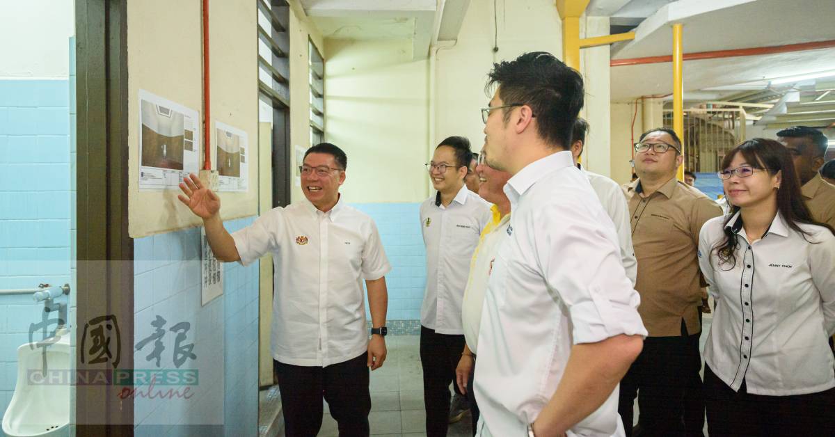 ■倪可敏(左)走访怡保斗母宫。