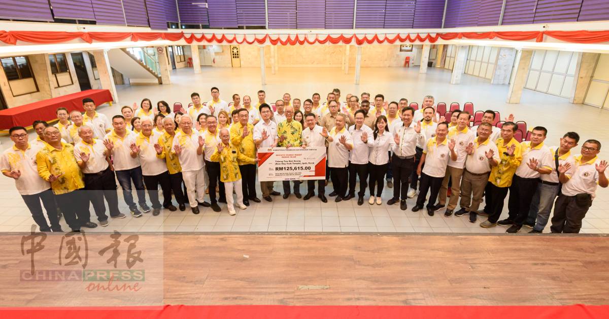 ■倪可敏于周日到访怡保斗母宫,移交12万5615令吉拨款给该庙宇。