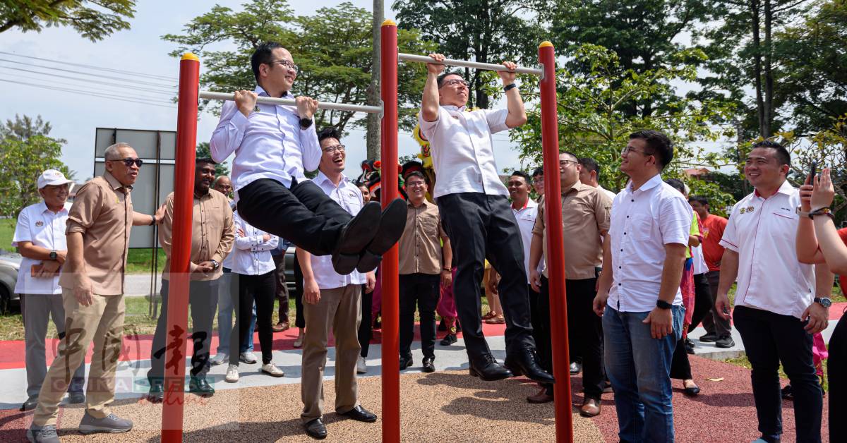 ■倪可敏(左8)为文墨园昌明公园主持开幕。左3起为杜丝、法兹里、崔慈恩、李存孝、吴锡华及萨末克沙里。