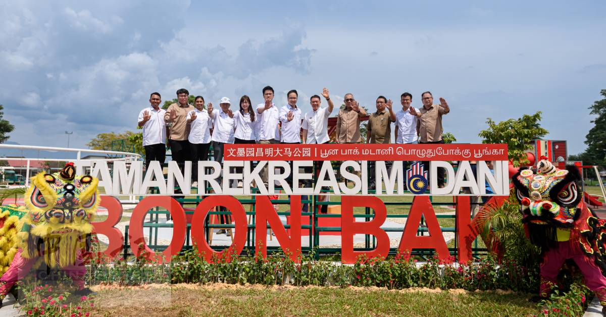 ■倪可敏(中)在吴锡华(左起)及李存孝陪同下,巡视文墨园昌明公园。