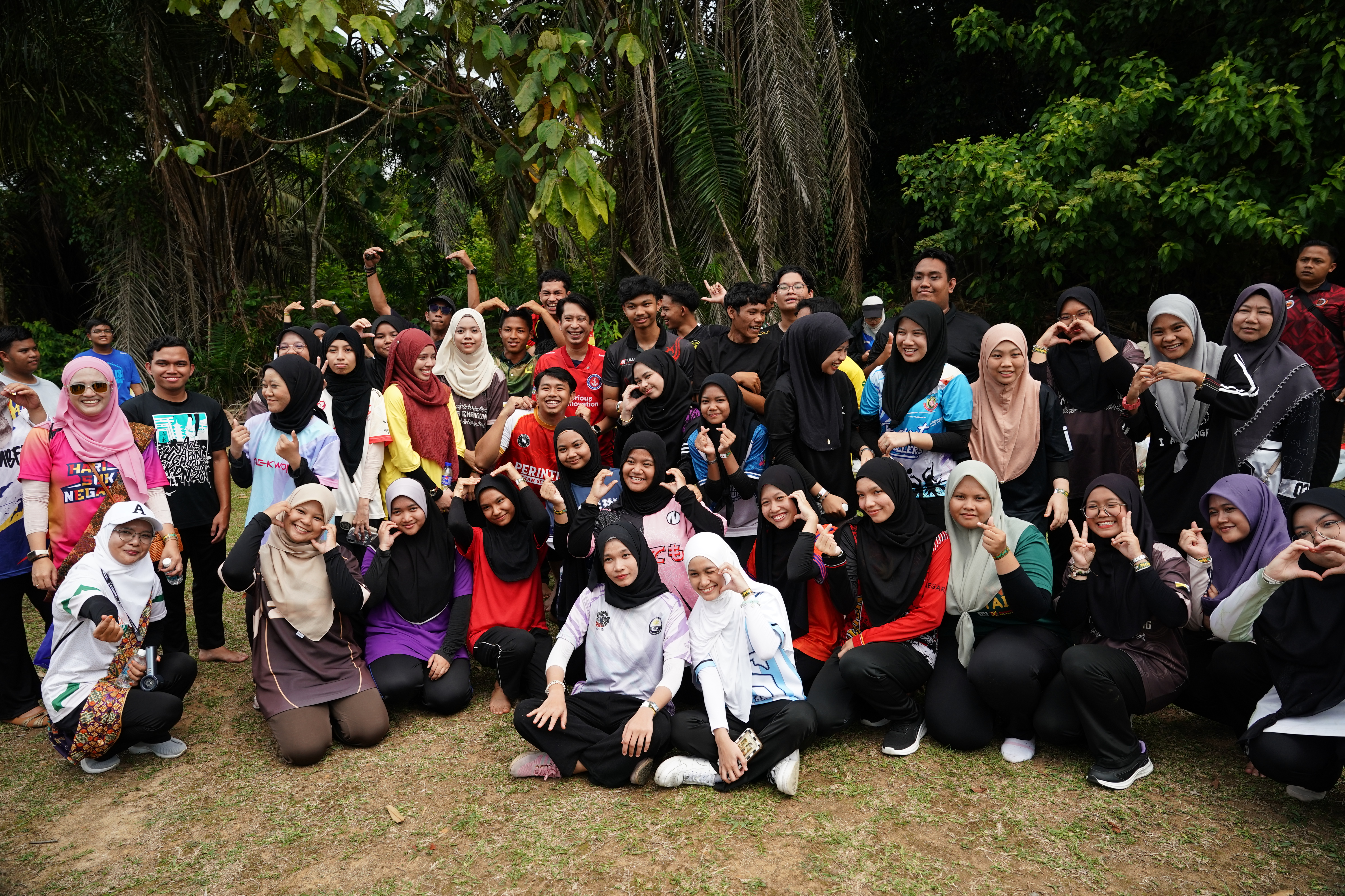 阿当阿里(第3排中)与男女青年一同合摄。</p><figcaption class=