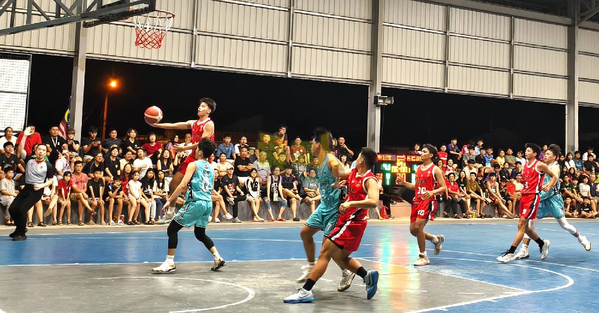 哲仁新村球队对垒格尼市球队的季殿军排位赛，可看见多名潜力球员跳跃灌篮和近篮送球的球技。