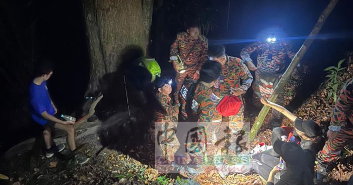 消拯员为脚部扭伤的女子进行初步治疗。