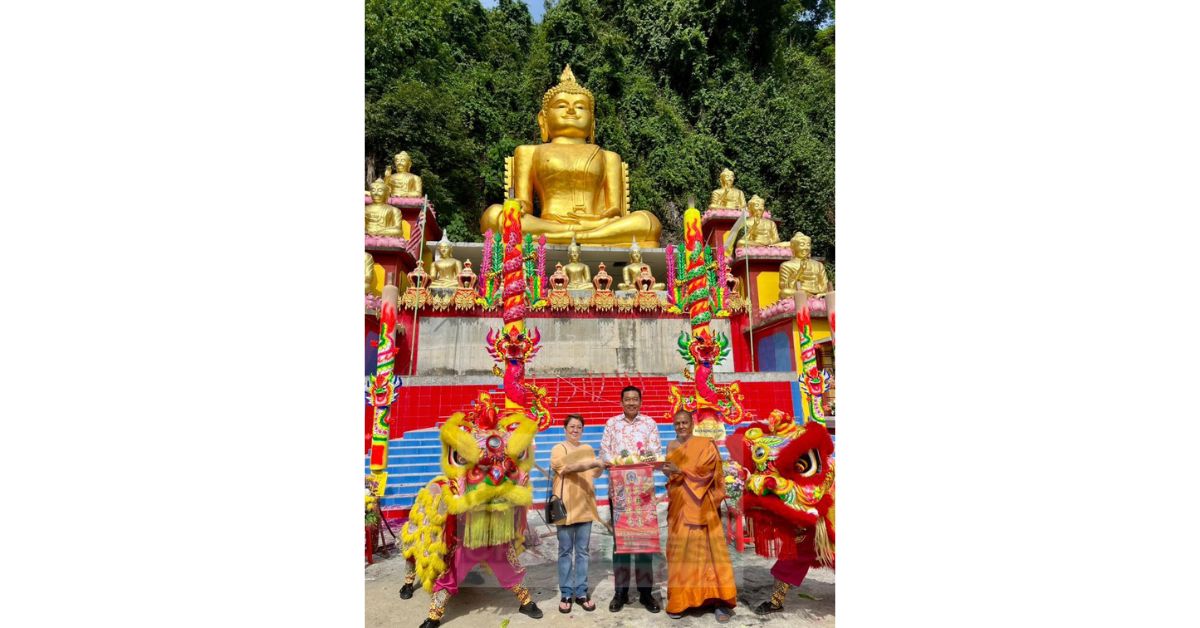 拿督许美远（中）与夫人拿汀江丽清（左）应邀担任点燃象征清净与智慧的龙香仪式主礼嘉宾，抵达时获醒狮热烈迎接，为活动揭开序幕。右为主持泰阁。