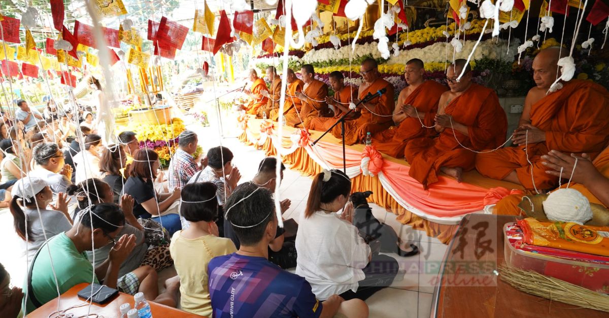 多位持僧带领大众诵经祈福，梵唱声声，回荡于山林之间，场面庄严殊胜。 

