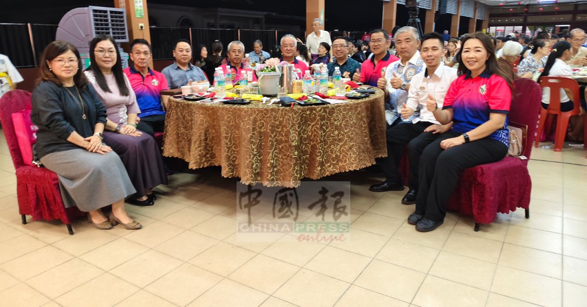 02。出席嘉宾与主宾；左起曾银莹、倪凤凤、林志华、郑闵珲、洪如团、袁运昌、郑立慷、陈奕儫、岳忠诚、蔡旺森及陆惠婷。