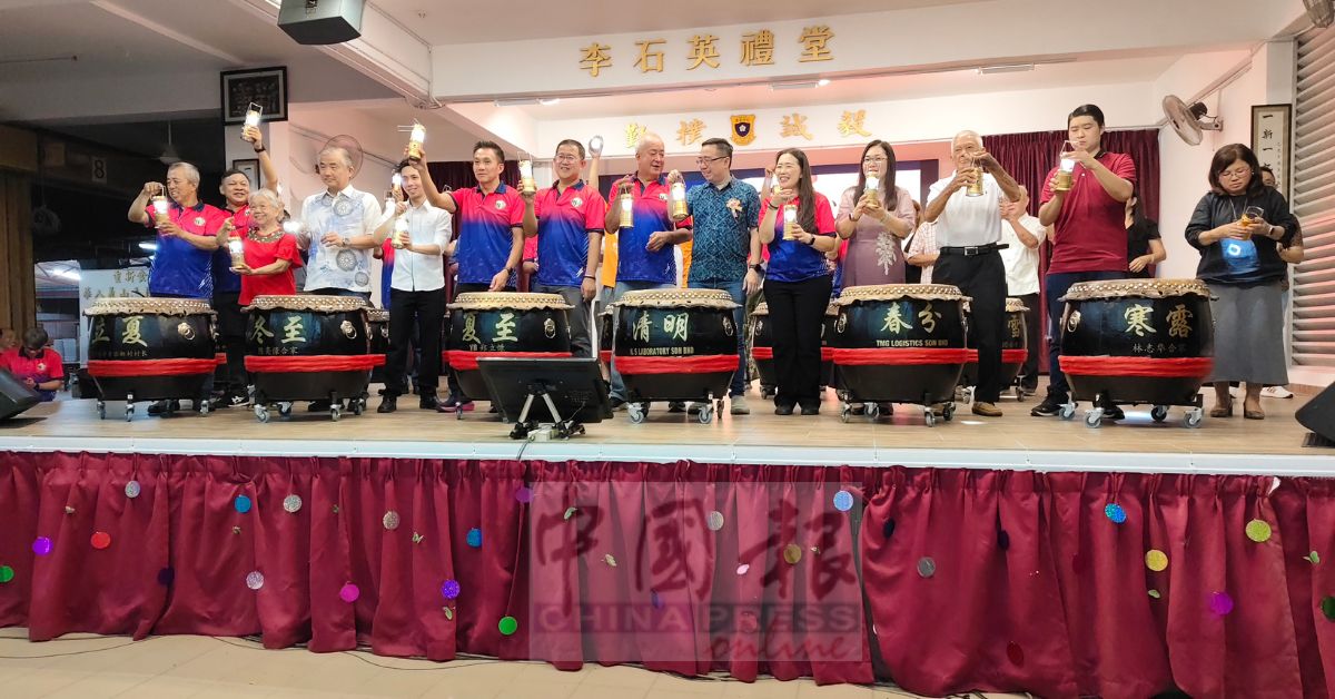 大会进行击鼓亮灯剪彩仪式。