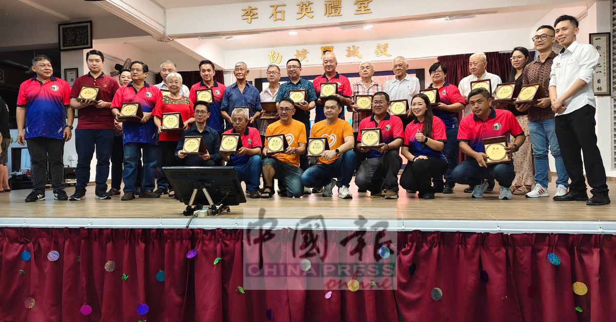 全体赞助超过1万令吉的赞助人，在领取纪念盾牌后与嘉宾及主办单位合照。
 