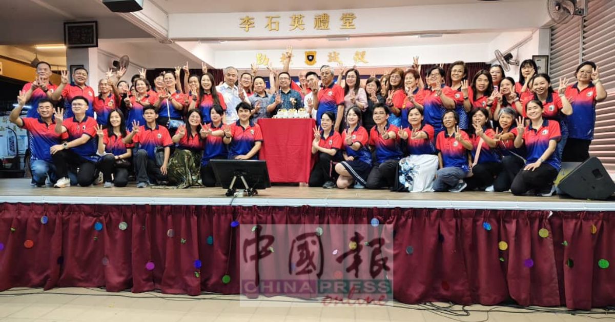 大会进行切111周年校庆蛋糕仪式，全体工委会成员与嘉宾一起参与庆祝。
