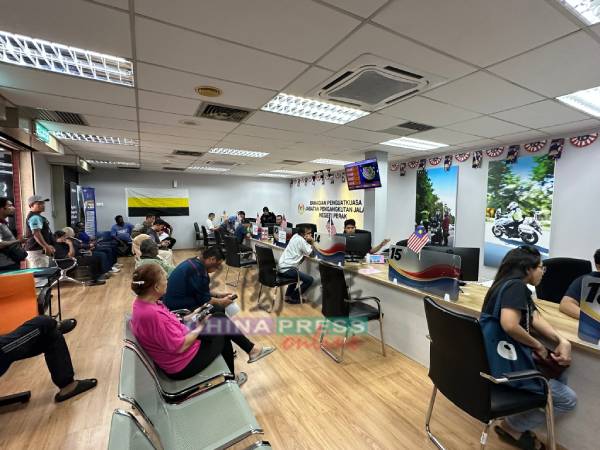 霹雳州陆路交通局共设6个柜台，供市民处理各类罚单事宜等。