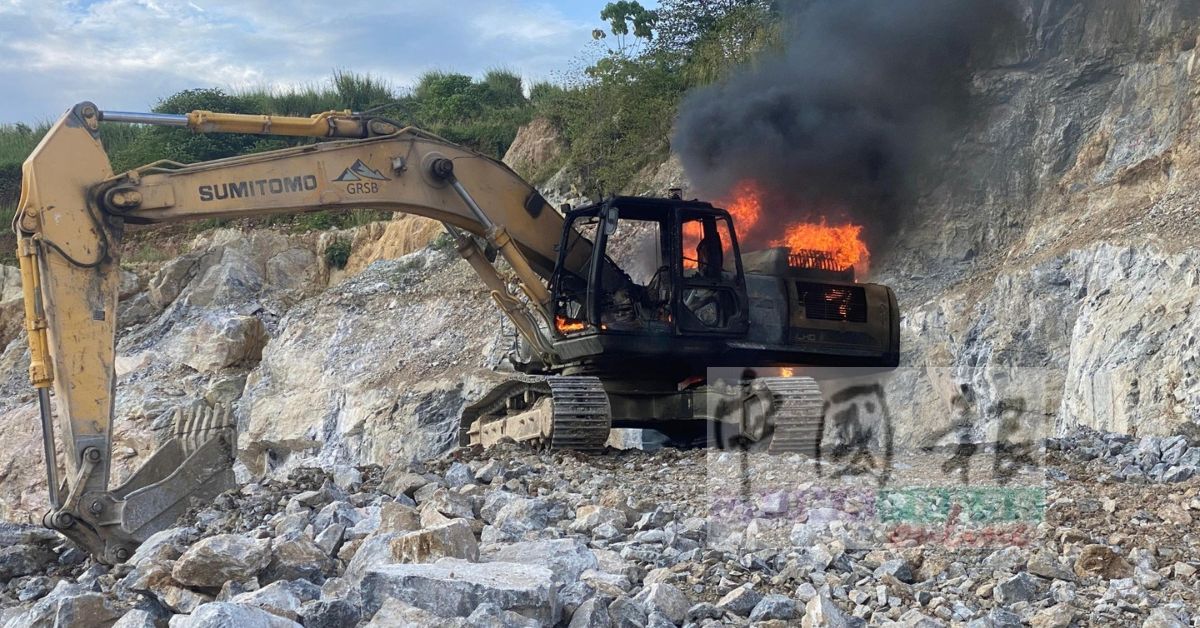 采石厂内的重型挖掘机突起火燃烧,火势猛烈。(霹消拯局)