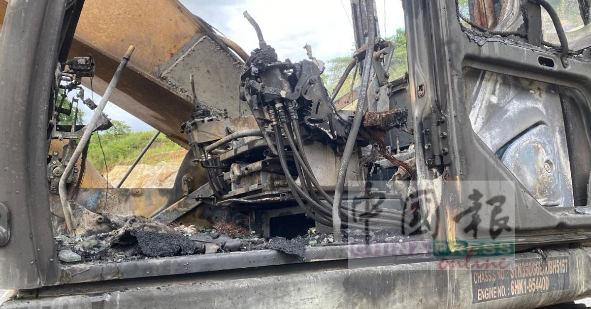 重型挖掘机的驾驶舱被烈火吞噬,严重烧毁。 (霹消拯局)