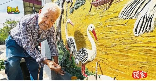 油漆老师傅巧手绘制  3D仙鹤松树  爬上墙