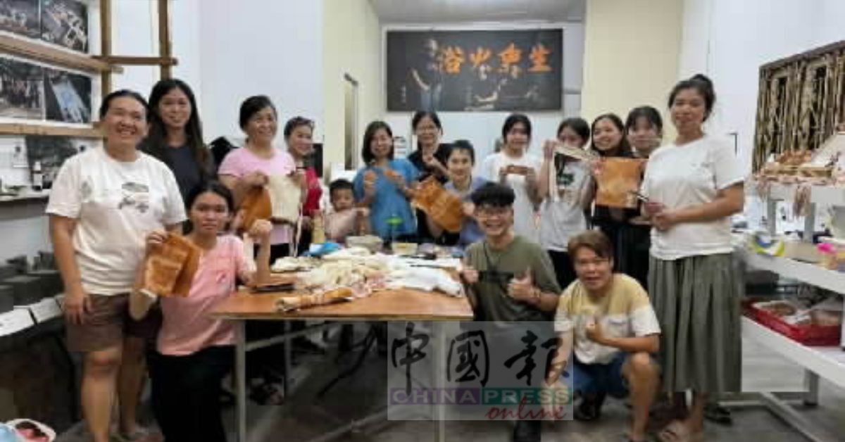 今年甫设立的十八丁社区空间,举办了首届妇女裁缝训练班,首批学员欢喜学习,左为庄白祺。