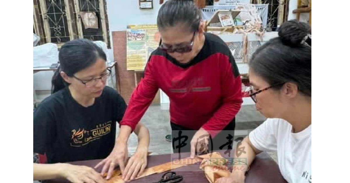 裁缝训练班由专员主导教学,让学员学上一技之长。