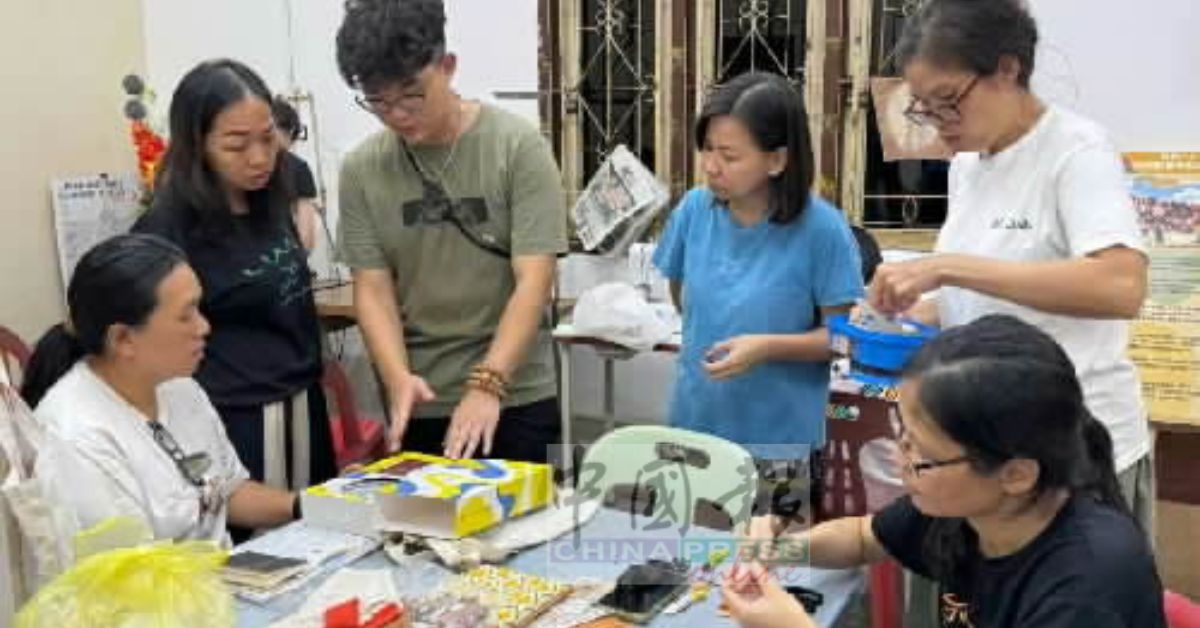 学员们一边学习,一边交流心得。