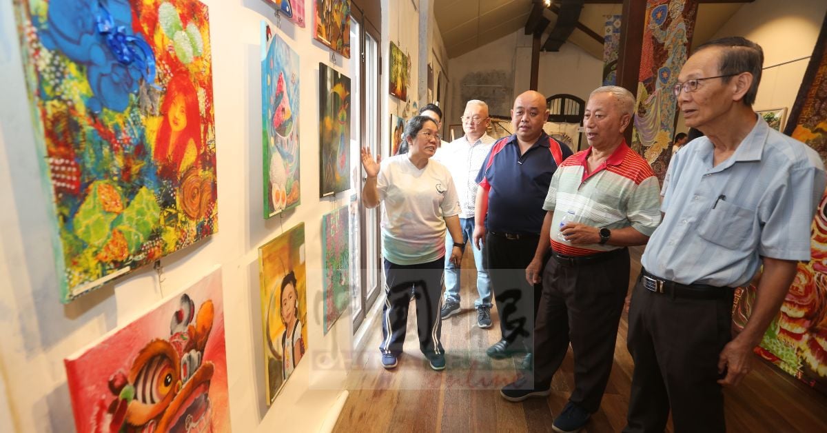 众嘉宾参观“凝·彩”2025年育才文美班毕业展。