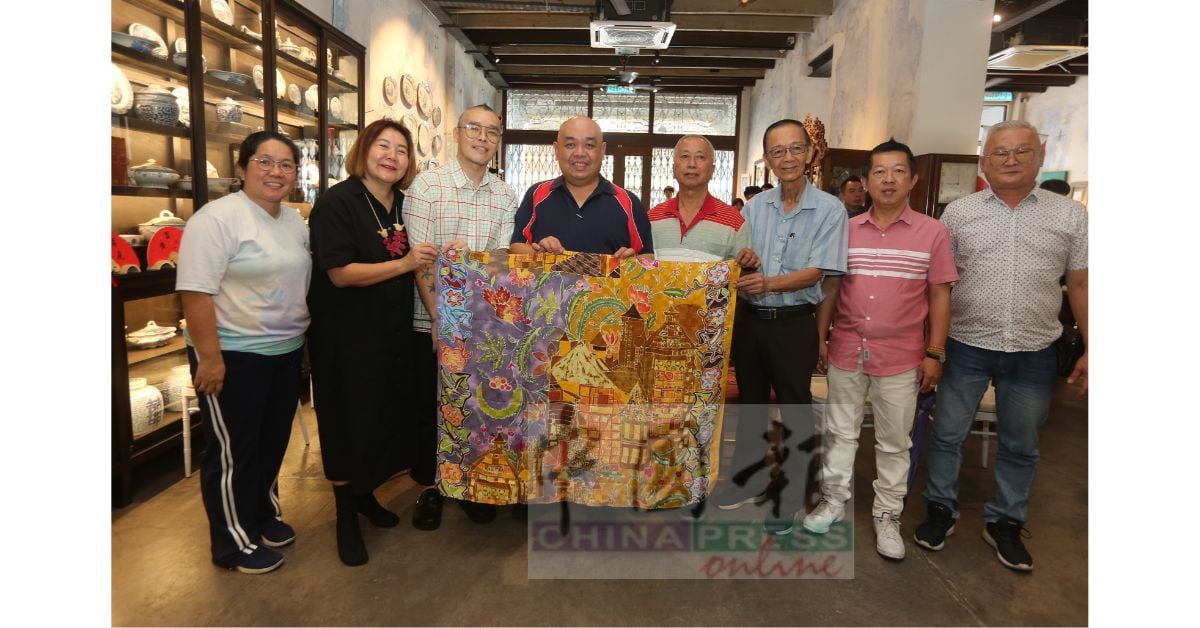 周传美(左2起)及陈勇忠赠送峇迪布给育才独中,由黎镇光及黄亚珠接领,右起是吴俊隆、张文义、黄伟生及古景遥(左)。