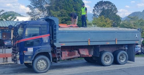 罗厘疑改装车斗 超载13.8吨遭扣押